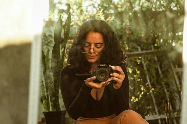 Quels types de colliers valorisent le mieux un décolleté en V sans paraître surchargés ?