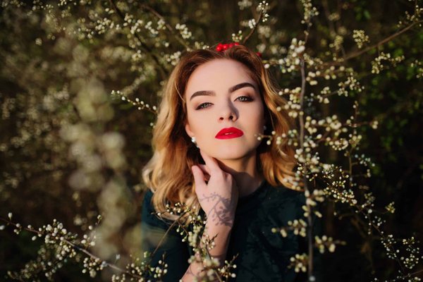 Quelle est la manière la plus chic de porter un poncho en laine sur une tenue de travail?